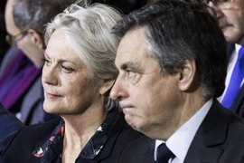 Ông Francois Fillon (phải) và bà Penelope Fillon (trái) tại một cuộc vận động tranh cử ở Paris ngày 29/1. (Nguồn: EPA/TTXVN)
