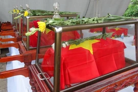 Hài cốt các liệt sỹ được tập kết về nghĩa trang. (Ảnh: Đức Thọ/TTXVN)