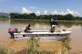 Lực lượng chức năng đưa phương tiện xuống sông tìm kiếm người mất tích. (Ảnh: Công Thử/TTXVN)