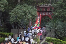 Đông đảo du khách thập phương về dự Giỗ tổ Hùng Vương, Lễ hội đền Hùng 2017. (Ảnh: Quốc Khánh/TTXVN)