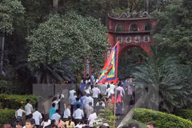 Đông đảo du khách thập phương về dự Giỗ tổ Hùng Vương, Lễ hội đền Hùng 2017. (Ảnh: Quốc Khánh/TTXVN)