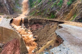 Sụt taluy âm làm đứt hẳn 20m đường tại Km16+900 trên tuyến tỉnh lộ Km45-Nà Hỳ, huyện Nậm Pồ. (Ảnh: Xuân Tư/TTXVN)