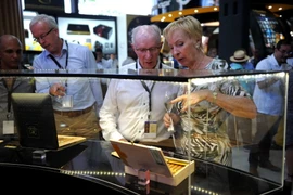 Khách tham quan Lễ hội xì gà quốc tế Habano ở La Habana. (Nguồn: AFP/TTXVN)