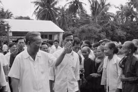 Tổng Bí thư Lê Duẩn thăm cán bộ, nhân dân xã Nhơn Hưng - xã Anh hùng của huyện Tịnh Biên (tỉnh An Giang) có nhiều thành tích trong chiến đấu chống Khmer Đỏ của chế độ diệt chủng Pol Pot (Campuchia), bảo vệ biên giới Tây Nam. (Ảnh: Văn Bảo/TTXVN)