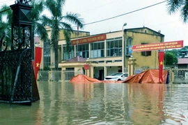 Đường vào một số trụ sở cơ quan tại huyện Định Hóa bị ngập sâu. (Ảnh Thu Hằng/TTXVN)