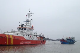 Lai dắt tàu cá gặp nạn. (Nguồn: TTXVN)