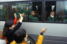 Người thân tiễn đưa các tân binh thuộc thành phố Việt Trì trong ngày nhập ngũ. (Ảnh: An Đăng/TTXVN)