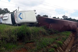 Xe container lật ngang gần cầu Đắk Rtih, một trong các điểm đen về tai nạn giao thông trên đường Hồ Chí Minh đoạn qua Đắk Nông. (Ảnh: Hưng Thịnh/TTXVN) 
