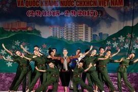 Một chương trình nghệ thuật chào mừng kỷ niệm 72 năm Cách mạng Tháng Tám và Quốc khánh 2/9. (Nguồn: TTXVN)