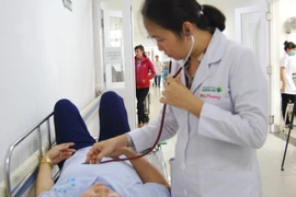 Bệnh nhân được cấp cứu tại bệnh viện. (Ảnh: Huỳnh Phúc Hậu/TTXVN)