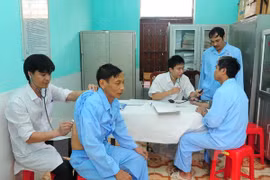 Khám sức khỏe cho các thương binh, bệnh binh. (Nguồn: TTXVN)