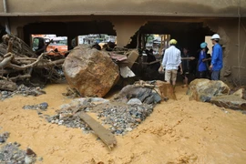 Thày cô giáo và phụ huynh học sinh dọn dẹp đất đá vùi lấp tại Trường Tiểu học-Trung học cơ sở thị trấn Mù Cang Chải. (Ảnh: Đinh Hữu Dư/TTXVN)