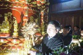  Đại diện lãnh đạo tỉnh Hải Dương thực hiện nghi thức xoay tòa Cửu Phẩm Liên Hoa chùa Côn Sơn trong Lễ an vị tượng. (Ảnh: Mạnh Minh/TTXVN)