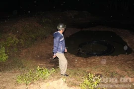 Hai anh em ruột rơi xuống hố sâu, em bé 4 tuổi tử vong