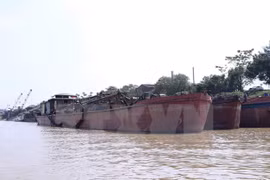 Tàu hút cát trái phép trên sông Hồng. (Ảnh: Doãn Tấn/TTXVN)