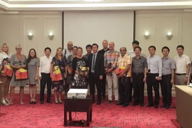 Các doanh nghiệp lữ hành Thụy Điển và lãnh đạo Sở Du lịch Hà Nội, các hiệp hội, doanh nghiệp du lịch Hà Nội chụp ảnh chung. (Ảnh: Đinh Thuận/TTXVN)