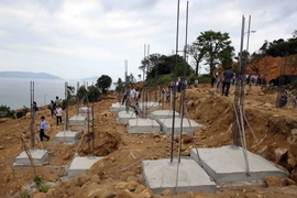 Các phần móng biệt thự xây dựng trái phép khi chưa được cấp giấy phép xây dựng tại dự án Khu du lịch Sinh thái Biển Tiên Sa. (Ảnh: Trần Lê Lâm/TTXVN)