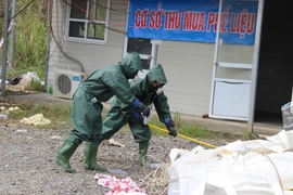 Thực hiện tình huống tìm kiếm nguồn phóng xạ trong diễn tập ứng phó sự cố bức xạ, sự cố hạt nhân tỉnh Thái Nguyên 2016. (Ảnh: Hoàng Nguyên/TTXVN)