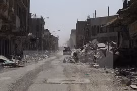 Lực lượng chống khủng bố Iraq tuần tra tại Thành cổ Mosul. (Nguồn: AFP/TTXVN)