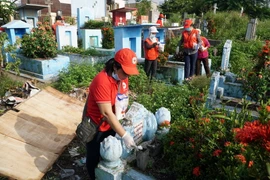Bỏ muối vào từng lư hương, bình cắm hoa trên các ngôi mộ ở các nghĩa trang để diệt ấu trùng bọ gậy, diệt muỗi. (Ảnh: Phương Vy/TTXVN)