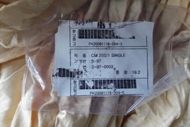 Tang vật vải thun nguyên cuộn bị tạm giữ. (Ảnh: Nguyễn Văn Việt/TTXVN)
