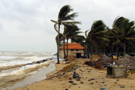 Hàng loạt công trình phục vụ du lịch của khu nghỉ dưỡng bị sóng biển cuốn phăng. (Ảnh: Đỗ Trưởng/TTXVN)