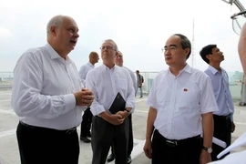 Bí thư Thành ủy Thành phố Hồ Chí Minh thăm công trường Ngôi nhà Đức Thành phố Hồ Chí Minh. (Ảnh: Thanh Vũ/TTXVN)