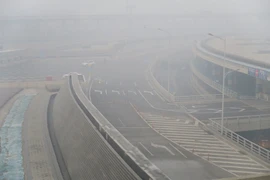 Sương mù dày đặc bao trùm sân bay quốc tế Bắc Kinh ngày 4/1/2017. (Nguồn: THX/TTXVN)