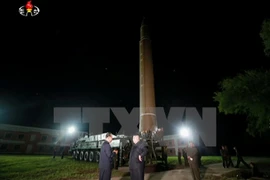 Tên lửa liên lục địa Hwasong-14 chuẩn bị được phóng tại một địa điểm ở Triều Tiên. (Nguồn: Yonhap/TTXVN)