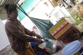 Người dân quận Bình Tân sử dụng nước sạch sinh hoạt. (Nguồn: TTXVN)
