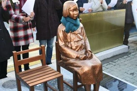 Chính quyền thành phố Busan đã cho phép một nhóm hoạt động dân sự Hàn Quốc dựng bức tượng cô gái trẻ bên ngoài Lãnh sự quán Nhật Bản ở Busan. (Nguồn: Kyodo/TTXVN)