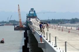 Công trường xây dựng cầu Tân Vũ-Lạch Huyện. (Ảnh: Huy Hùng/TTXVN)