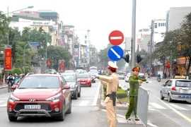 Lực lượng cảnh sát giao thông làm nhiệm vụ phân luồng giao thông trên tuyến đường Kim Mã, Hà Nội. (Ảnh: Quang Quyết/TTXVN)