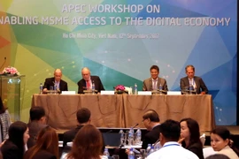 Chủ tọa Hội thảo APEC kinh tế số tham gia thảo luận. (Ảnh: Thanh Vũ/TTXVN)