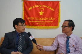 Ông Bùi Trung Thướng (trái) trả lời phỏng vấn của phóng viên TTXVN. (Ảnh: Đăng Chính/Vietnam+)