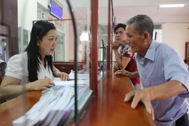 Hành khách mua vé xe tại bến xe Niệm Nghĩa, Hải Phòng. (Ảnh: Lâm Khánh/TTXVN)