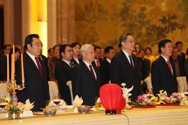  Tổng Bí thư Nguyễn Phú Trọng và Chủ tịch Chính hiệp Trung Quốc Du Chính Thanh cùng các đại biểu làm lễ chào cờ. (Ảnh: Trí Dũng/TTXVN)