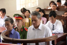 Bị cáo Trần Cảnh Lạc và Nguyễn Thị Phúc tại phiên tòa. (Ảnh: Lê Đức Hoảnh/TTXVN)