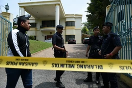 Cảnh sát Hoàng gia Malaysia giám sát lối vào chính của Đại sứ quán Triều Tiên ở Kuala Lumpur để ngăn công dân Triều Tiên rời khỏi nước này ngày 7/3. (Nguồn: AFP/TTXVN)