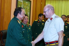 Thượng tướng Phạm Ngọc Minh, Phó Tổng Tham mưu trưởng Quân đội Nhân dân Việt Nam đón và hội đàm với Thiếu tướng Martin Bricknell, Chủ nhiệm Quân y Quân đội Vương quốc Anh và Bắc Ireland. (Ảnh: An Đăng/TTXVN)