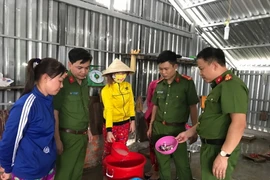 Tang vật thu giữ tại hiện trường. (Ảnh: Huỳnh Sử/TTXVN)