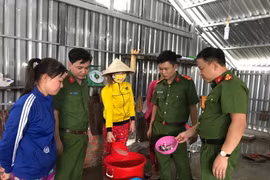 Tang vật thu giữ tại hiện trường. (Ảnh: Huỳnh Sử/TTXVN)