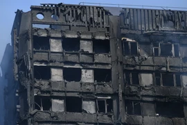 Tòa nhà Grenfell Tower bị phá hủy sau vụ hỏa hoạn ngày 14/6. (Nguồn: EPA/TTXVN)