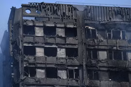 Tòa nhà Grenfell Tower bị phá hủy sau vụ hỏa hoạn ngày 14/6. (Nguồn: EPA/TTXVN)