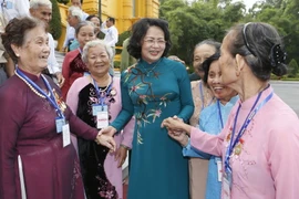 Phó Chủ tịch nước Đặng Thị Ngọc Thịnh với các đại biểu. (Ảnh: Doãn Tấn/TTXVN)