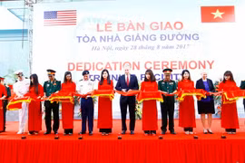 Quang cảnh lễ cắt băng khánh thành tòa nhà giảng đường (S5). (Ảnh: An Đăng/TTXVN)