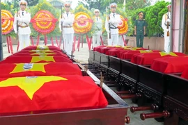 Truy điệu và an táng hài cốt liệt sỹ Việt Nam hy sinh tại Lào. (Ảnh: Quốc Việt/TTXVN)