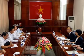Lãnh đạo Ban Chỉ đạo Tây Nam Bộ, lãnh đạo thành phố Cần Thơ làm việc với đại diện tỉnh Hiroshima (Nhật Bản) về các vấn đề hợp tác trong lĩnh vực môi trường. (Ảnh: Thanh Liêm/ TTXVN) 
