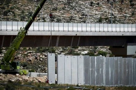 Máy móc của Israel tại khu vực xây dựng bức tường an ninh. (Nguồn: Timesofisrael)