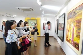 Khách tham quan triển lãm. (Ảnh: Trần Lê Lâm/TTXVN)